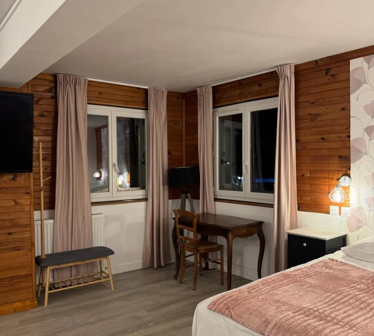 Le Napoleon Hotel Corps